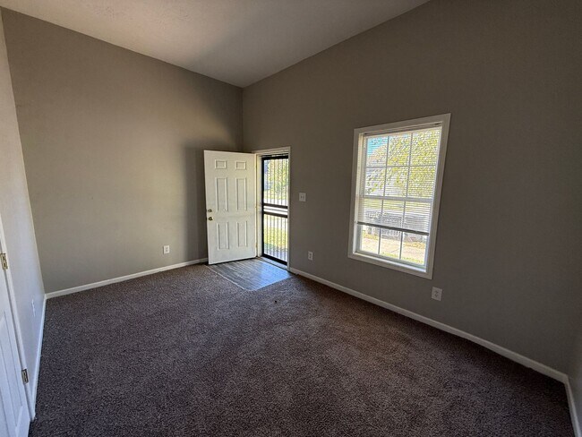 Building Photo - 3-BED 1-BATH SINGLE FAMILY HOME