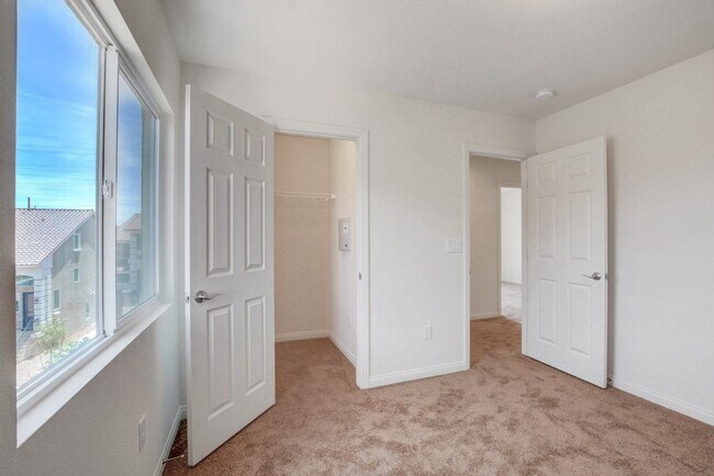 Building Photo - HUGE 3 Story, 5 Bedroom Home in the Southwest!