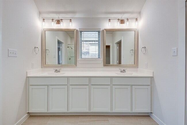 Building Photo - 31119 Myers Hvn Ln