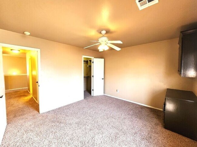 Building Photo - 4 Bed 2 Bath 2 Car Duplex in the Oxford Park Addition in Edmond