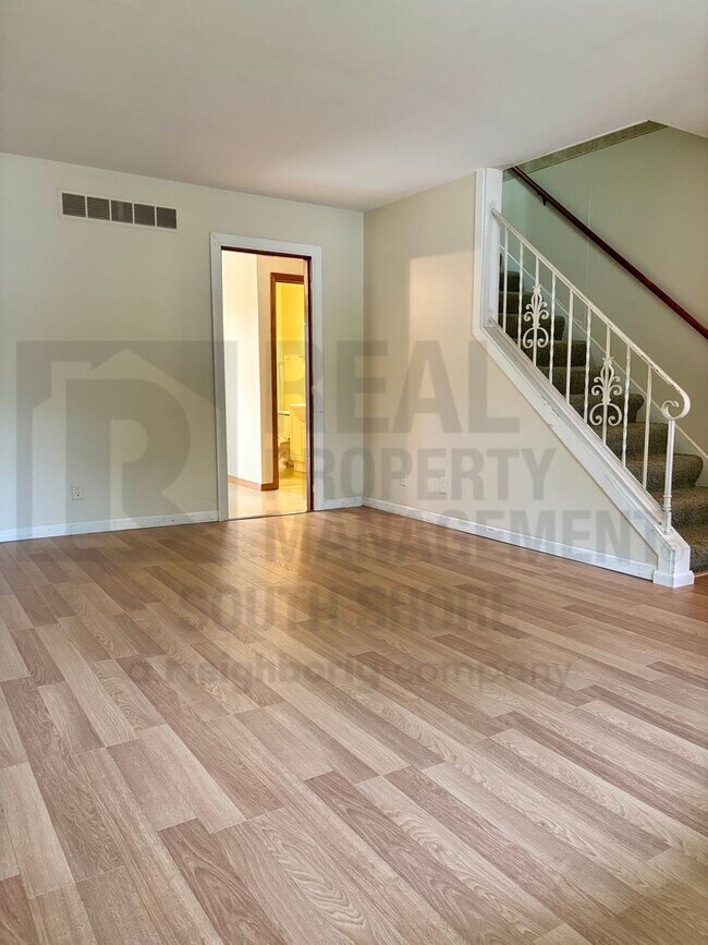 Building Photo - 1513 Monticello Park Dr