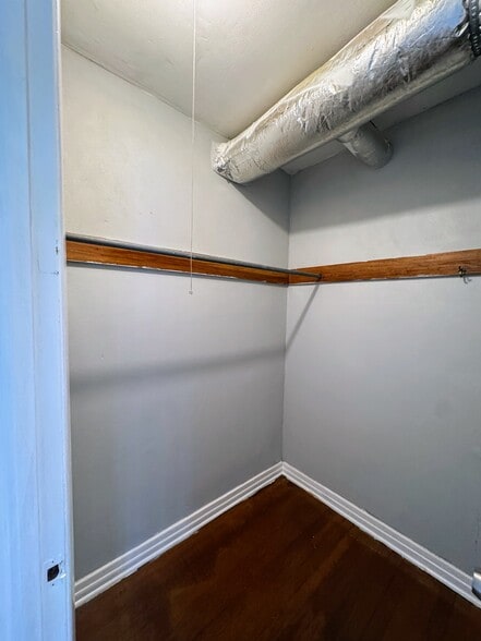 Master closet - 747 Moravon Ave