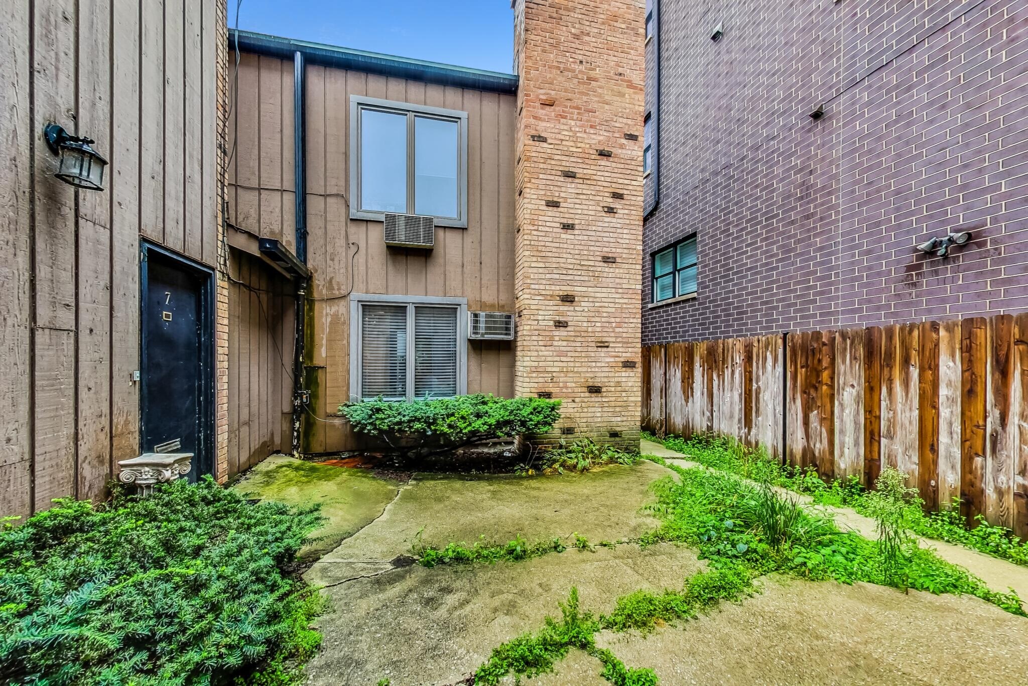 Building Photo - 862 W Lill Ave