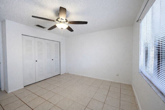 Building Photo - Great Location!  Split floorplan 2/2!  Private Patio!