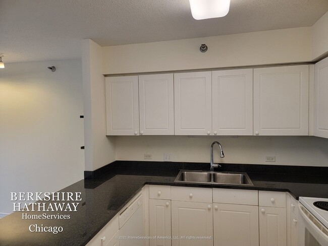 Building Photo - 512 N McClurg Court