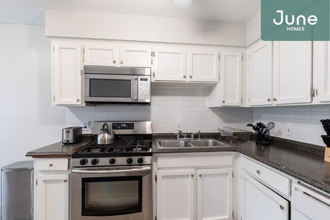 Building Photo - Queen room in 3-bed/1.5-bath Home