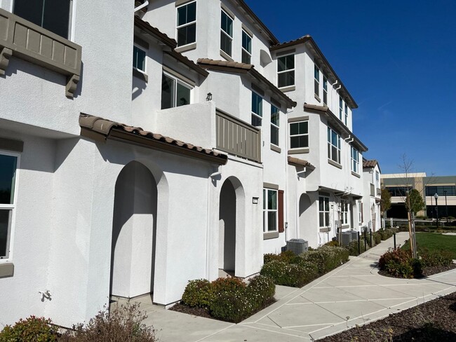 Building Photo - Provence Townhome - Natomas