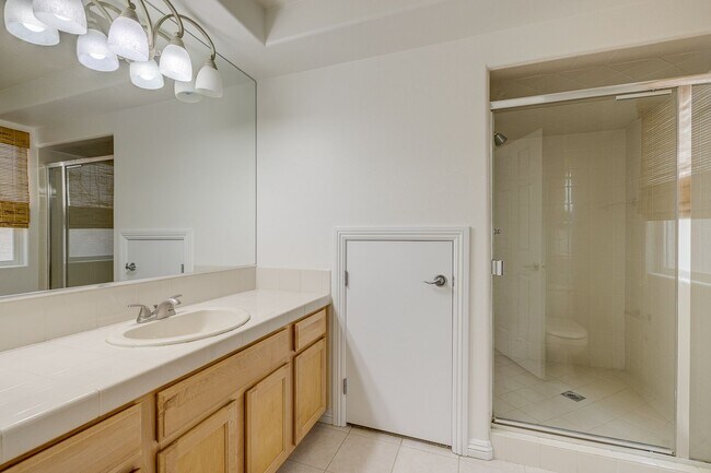 Building Photo - Beautiful 4Bd, 4Bth home in Guard Gated Community near Tivoli Village.