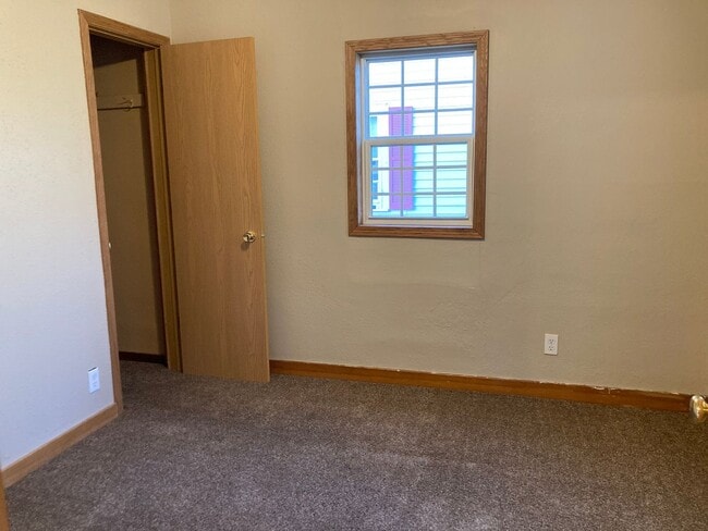 Building Photo - 2 Bedroom House