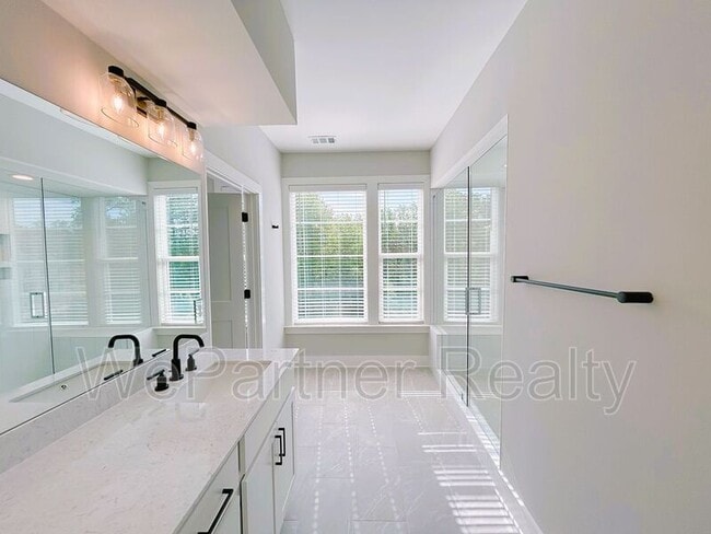 Building Photo - 1085 Adam Cir