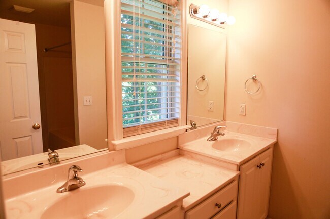 Building Photo - Spacious Melbourne Park Townhome