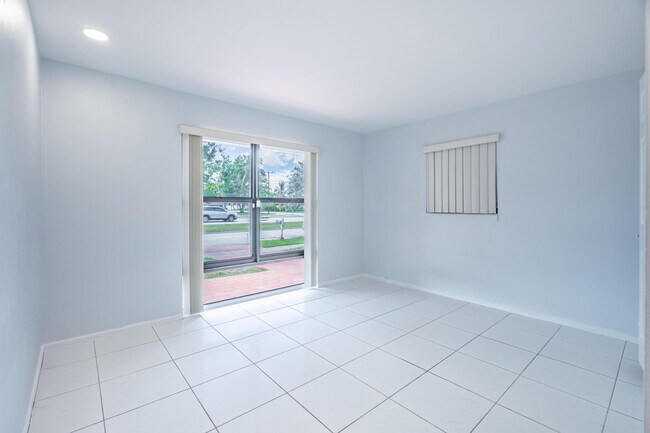 Building Photo - 6113 Royal Palm Blvd