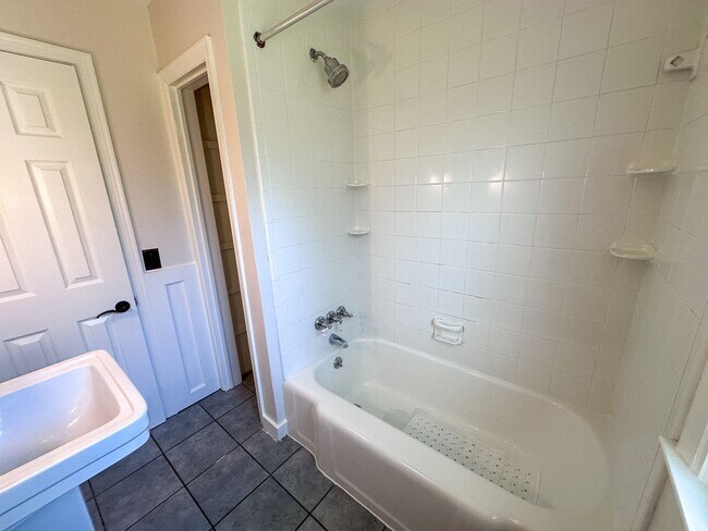 Building Photo - 2610 Albert Dr SE