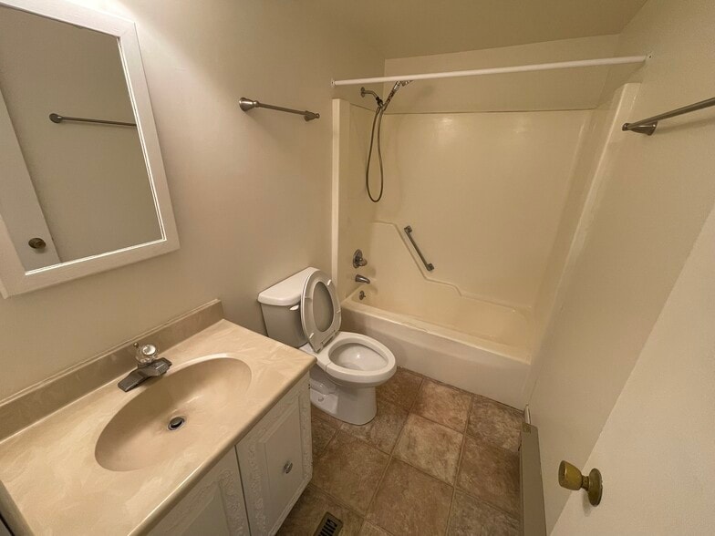 Building Photo - 435 Cedarcrest Dr