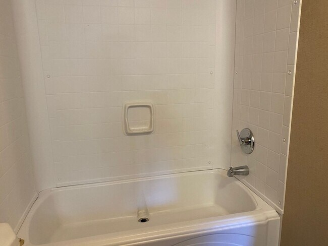 Building Photo - 2 Bedrooms, 2 Bathrooms - Home in Cedar Bluff!