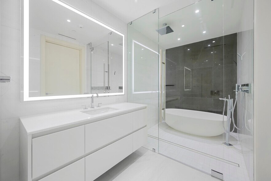 Building Photo - 300 Biscayne Boulevard Way