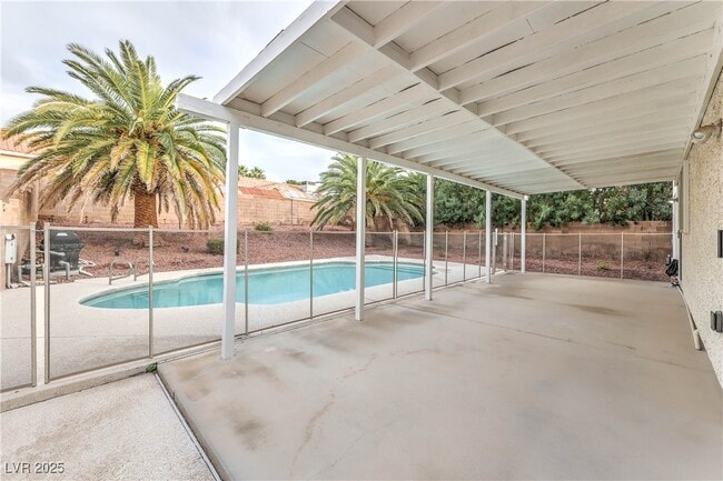 Building Photo - 20 Fantasia Ln