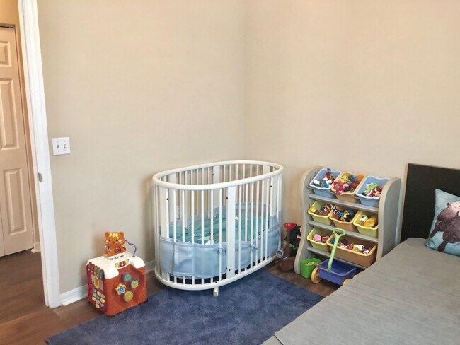 Building Photo - 4BR/2BA in Sorrento with large, fenced-in ...
