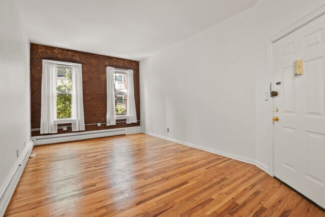 Building Photo - 226 1st St