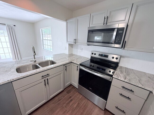 Building Photo - 3-Bed/2-Bath Sarasota Gem: Private Pool & Central Location!!