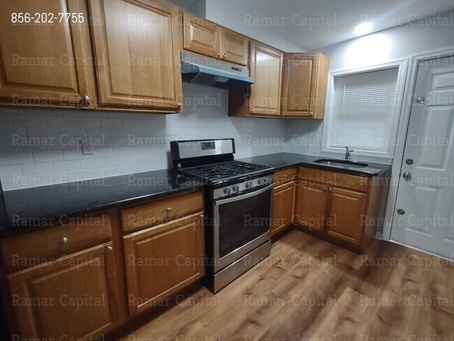 Building Photo - 1532 Bradley Ave