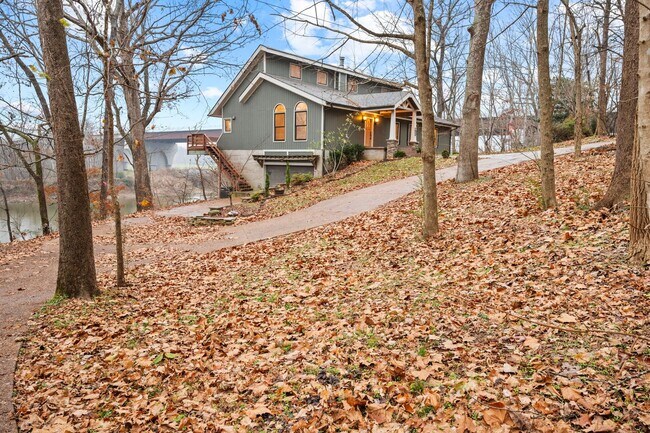 Building Photo - FREE RENT! Luxury Living on the River — Your Dream Home Awaits