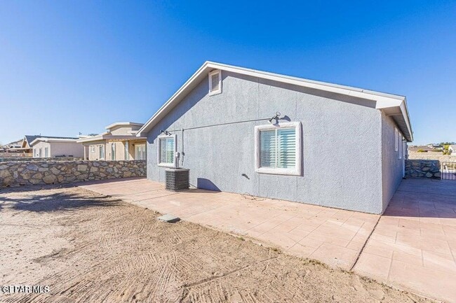 Building Photo - 2080 Shreya St