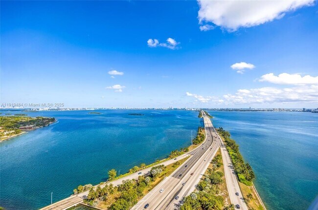 Building Photo - 601 NE 36th St