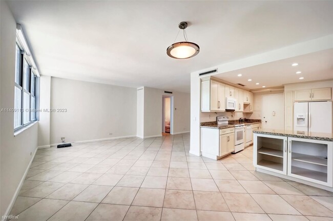 Building Photo - 1 br, 1.5 bath Condo - 5055 Collins Ave Ap...