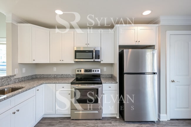 Building Photo - Enjoy living the good life in this 3 bedroom, 2.5 bathroom home