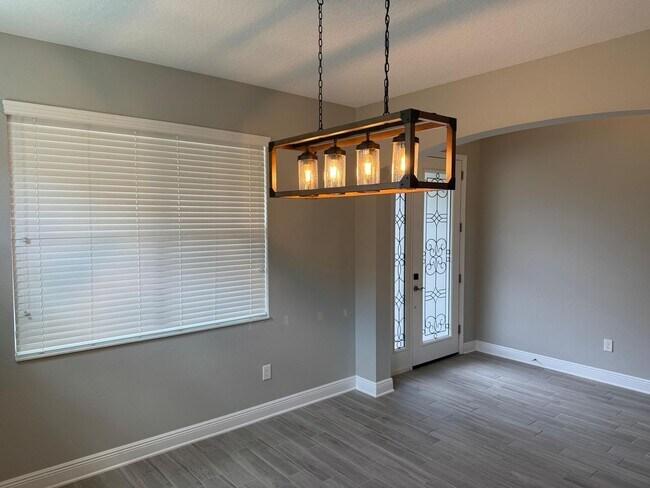 Building Photo - Spacious 5-Bedroom Riverview Home