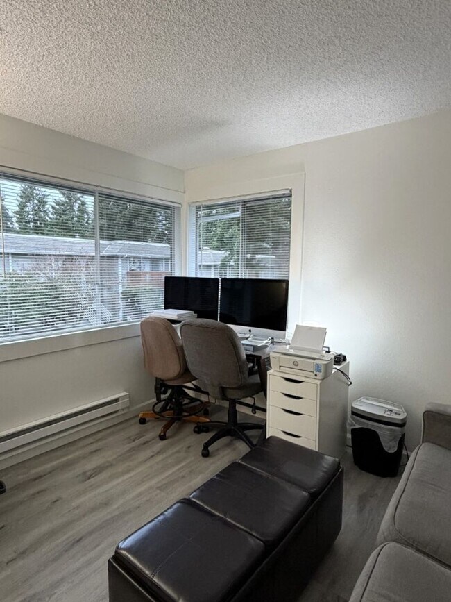 Building Photo - 2Bd/1.75Ba Redmond Condo