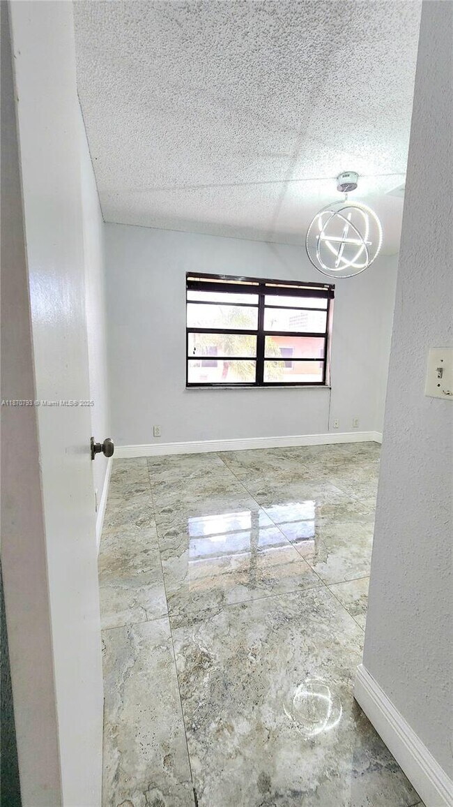 Building Photo - 513 S Ocean Dr