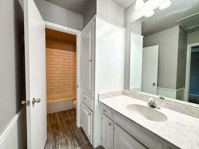 Building Photo - Newly Updated 2 Story Duplex