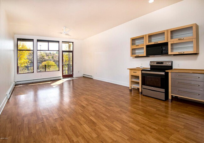 Building Photo - 705 Nogal Rd