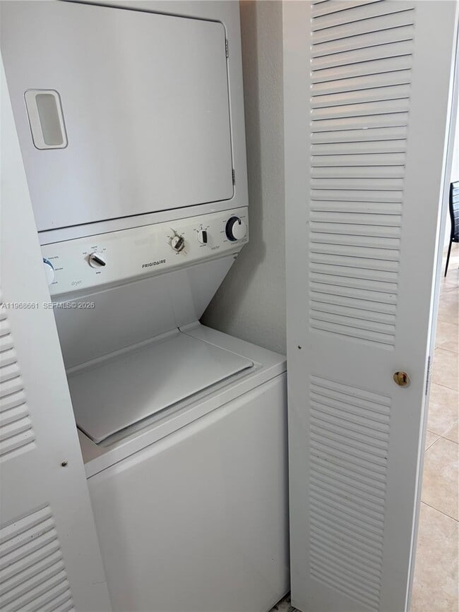 Building Photo - 9300 Fontainebleau Blvd