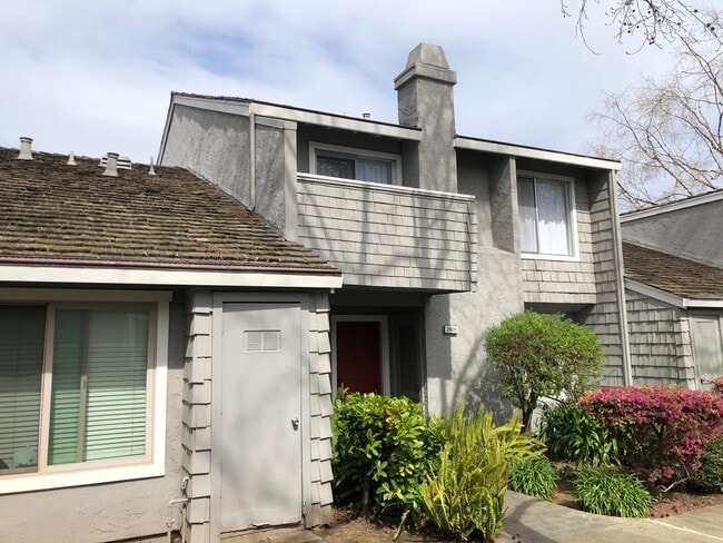 Building Photo - 2400 Lincoln Village Dr