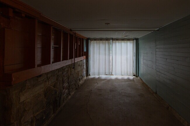 Building Photo - Inviting Stone Home for Rent – Walking Dis...