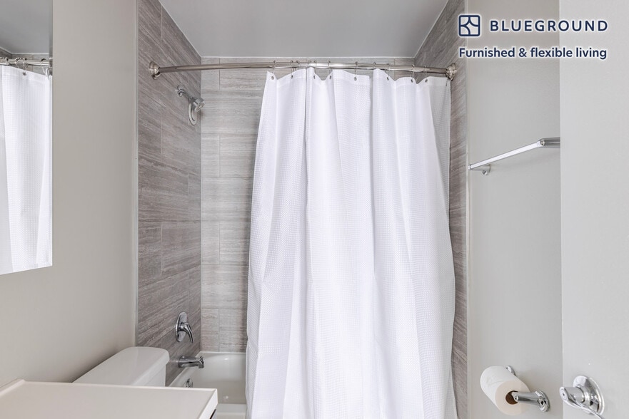 Building Photo - 1 E Delaware Pl