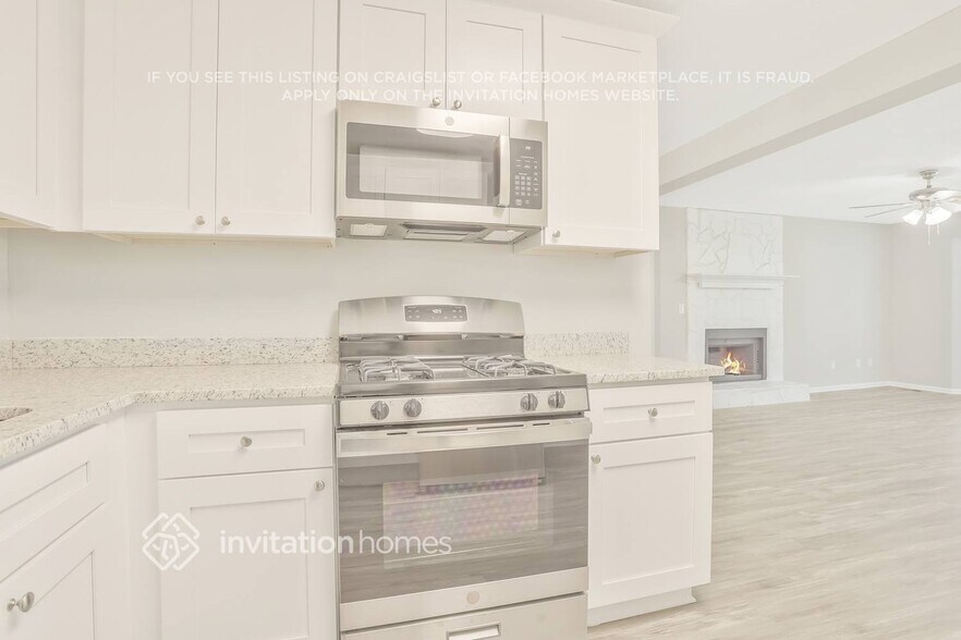 Building Photo - 2694 Candler Dr