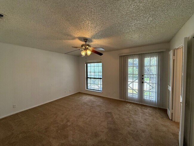 Building Photo - 3 Bedroom/2.5 Bath Silver Creek Subdivision
