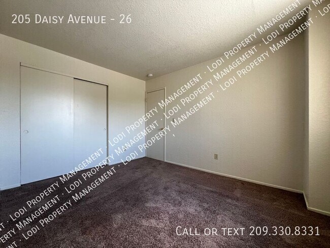Building Photo - 205 Daisy Ave