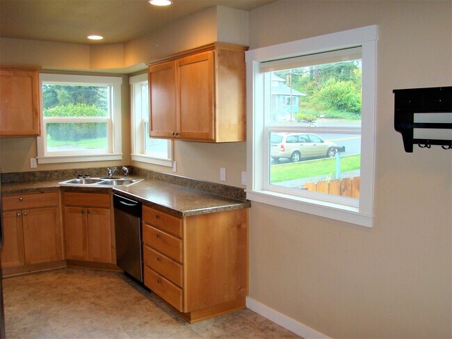 Building Photo - Charming 3 bedroom, 2 bath home