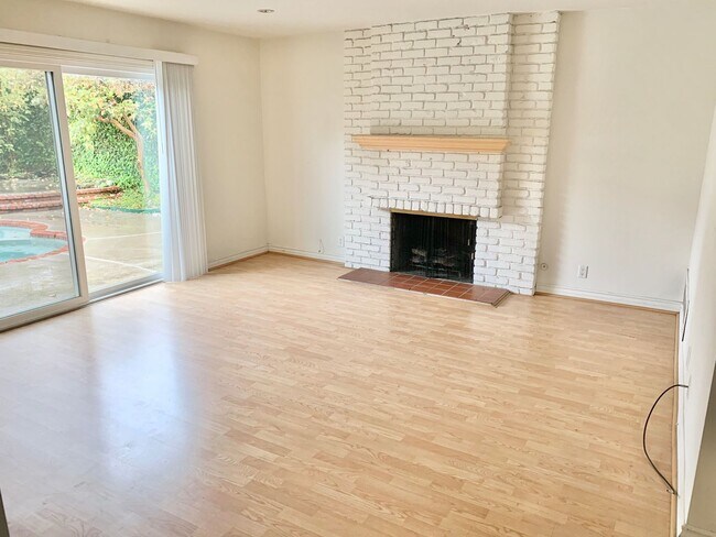 Building Photo - Five Bedroom Single Family Home in Irvine!