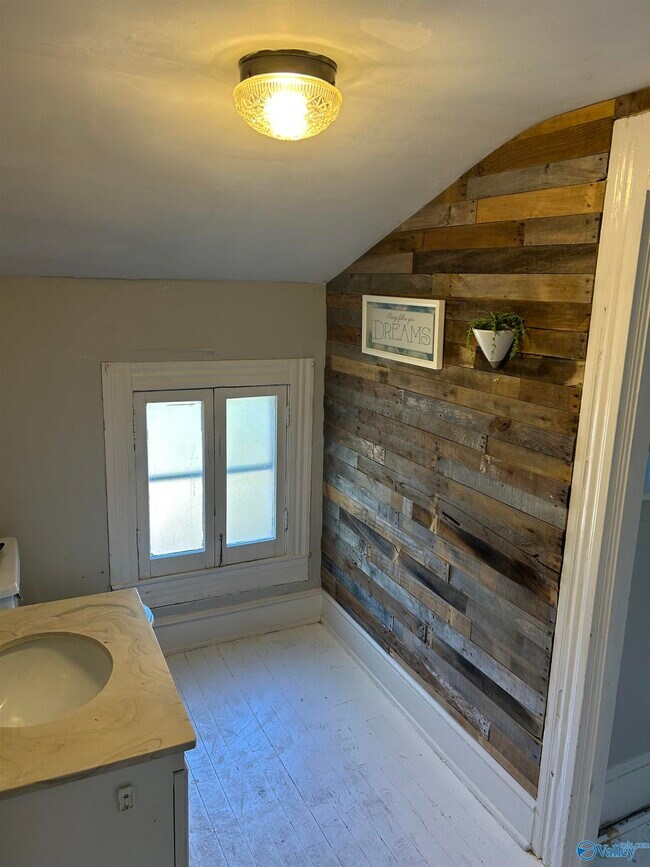 Building Photo - 620 Sherman St SE