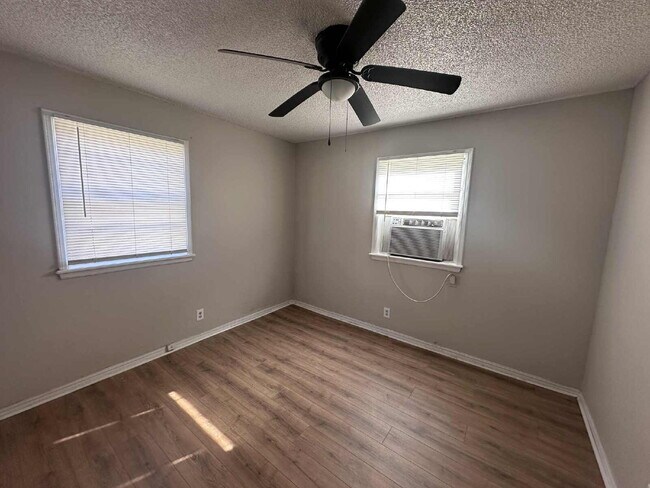 Building Photo - 1-Bedroom Duplex in Tulsa!