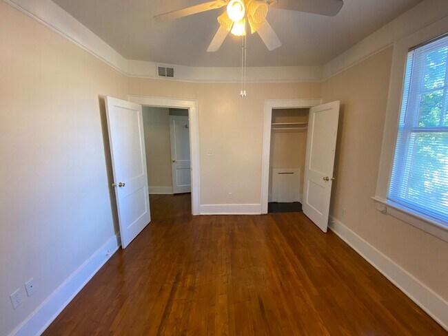 Building Photo - 542 E 49th St