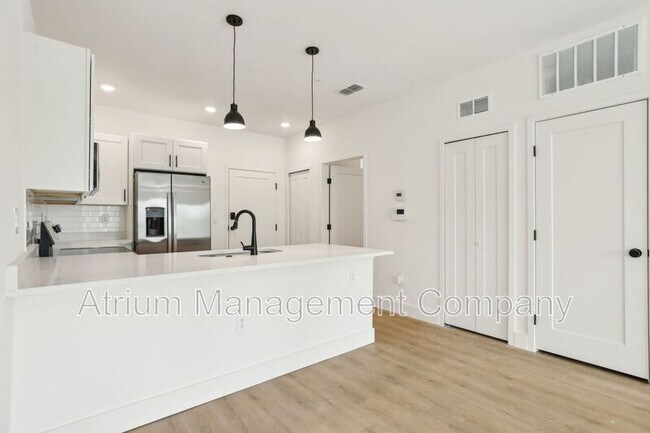 Building Photo - 221 S Bumby Ave