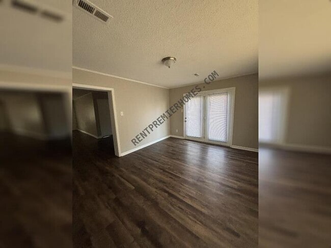 Building Photo - 28 Countrywood St