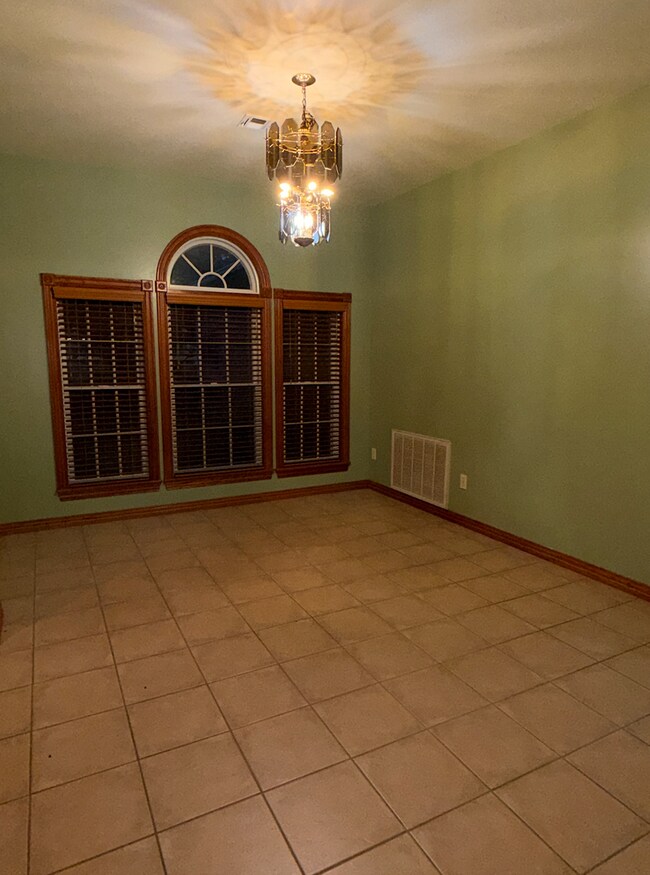 Building Photo - Spacious 3BR/3BA Home in Cave Springs with Pool